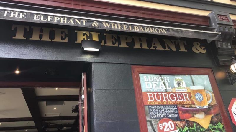スポーツ観戦とMusi Liveも楽しめるエキシビションストリートのBritish Bar 「The Elephant & Wheelbarrow」